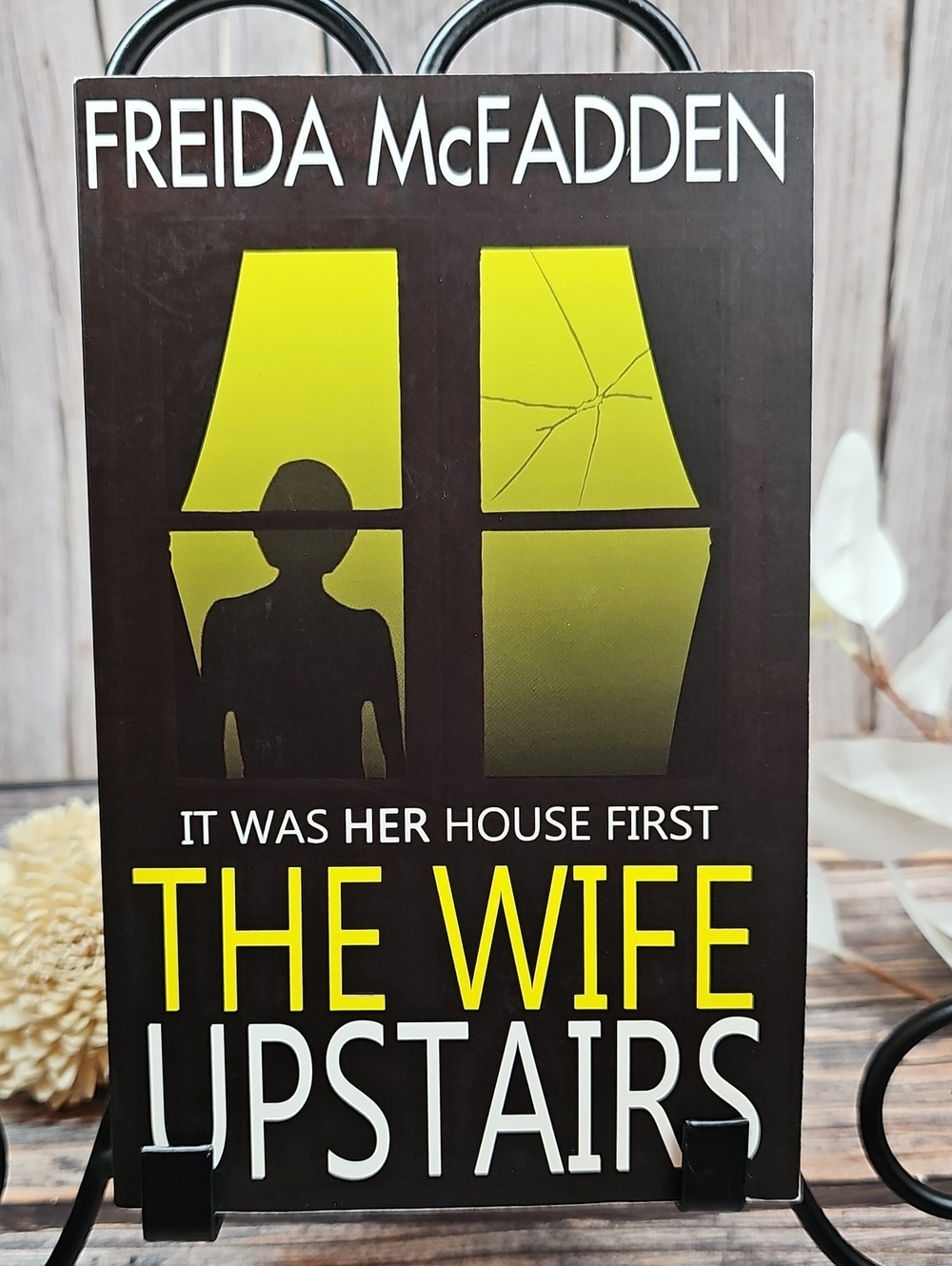 NEW FREIDA McFADDEN THE WIFE UPSTAIRS PAPERBACK BOOK
